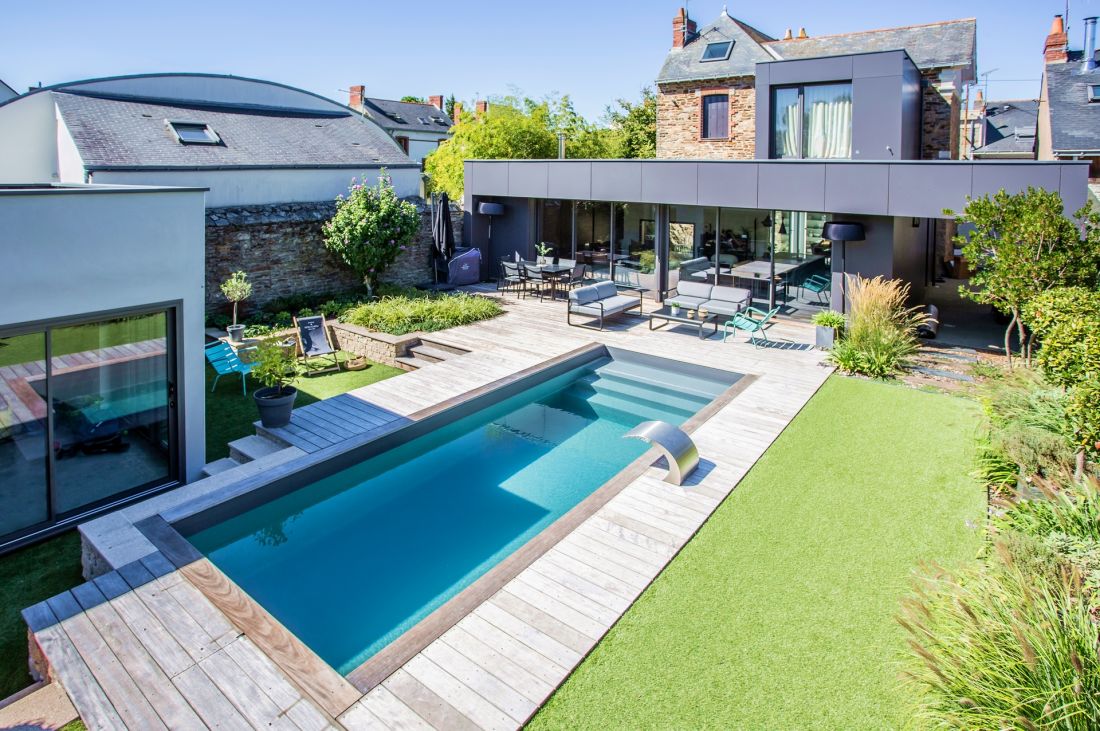 The pool was tailor-made to ensure it fits in harmoniously with the garden's dimensions.