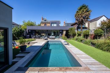 La piscine est l'élément centrale de ce jardin, nouvelle pièce de la maison à l'extérieur.