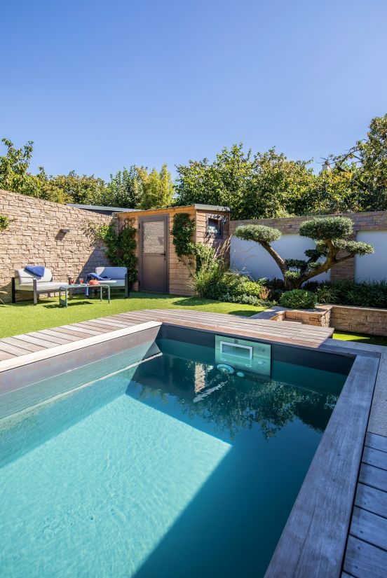 At one end of the pool, a tree pruned to resemble a large bonsai adds a touch of majesty and tranquillity.