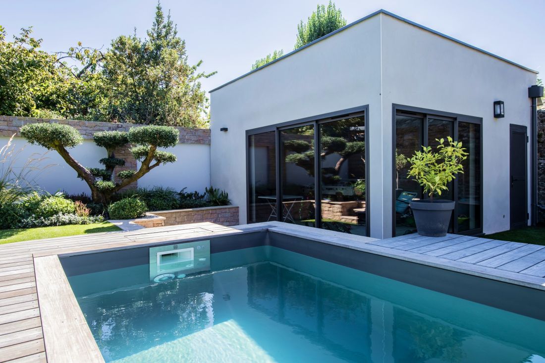 The Piscinelle pool is equipped with a stainless steel filtration panel, which avoids having to drill holes in the liner, providing total peace of mind that it will not leak.