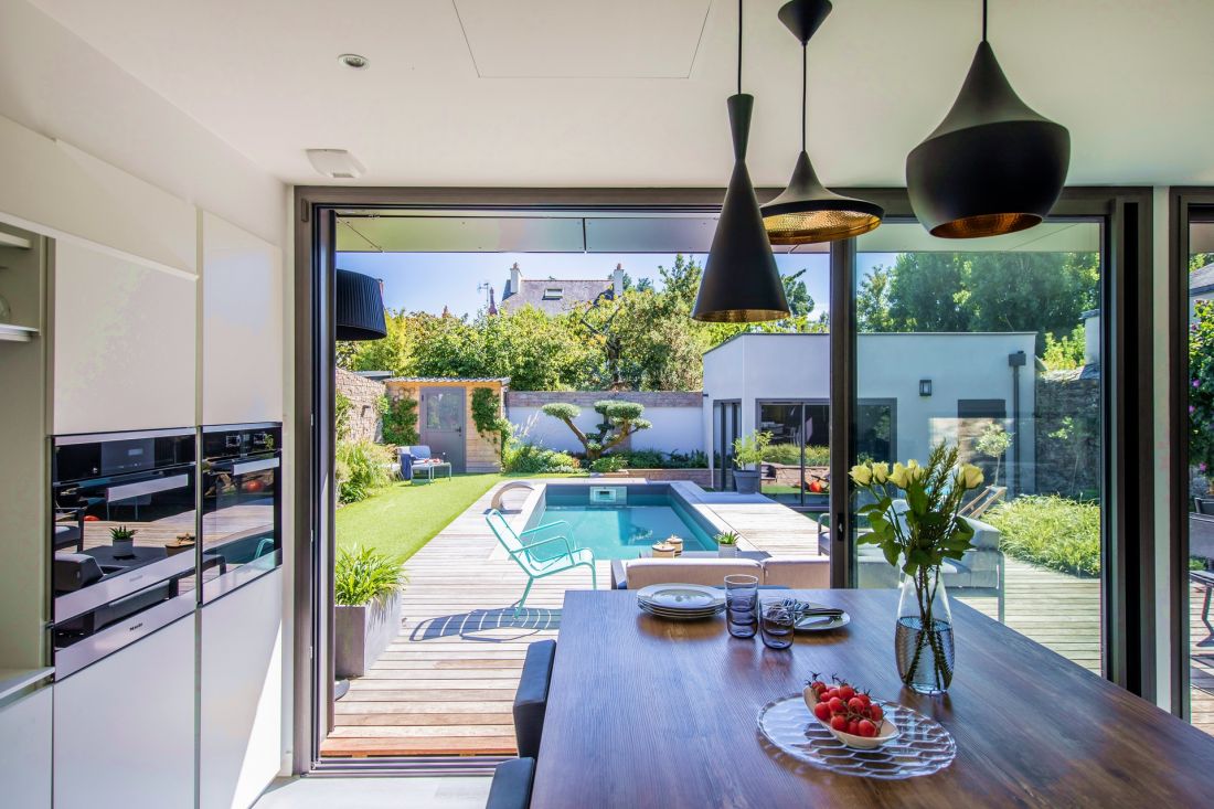 La piscine est traitée comme une pièce à part entière de la maison. Elle apporte un sentiment de vacances et de détente jusqu'à l’intérieure...