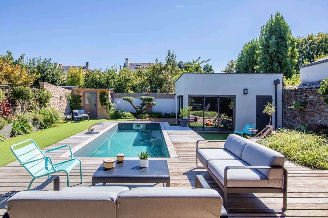 The Fermob garden furniture complements the pool's colour scheme, with grey for the liner and turquoise for the water.