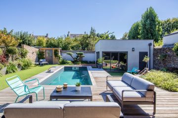 Le salon de jardin Fermob répond aux tonalités des couleurs de la piscine : gris pour le liner, aqua pour l'eau.