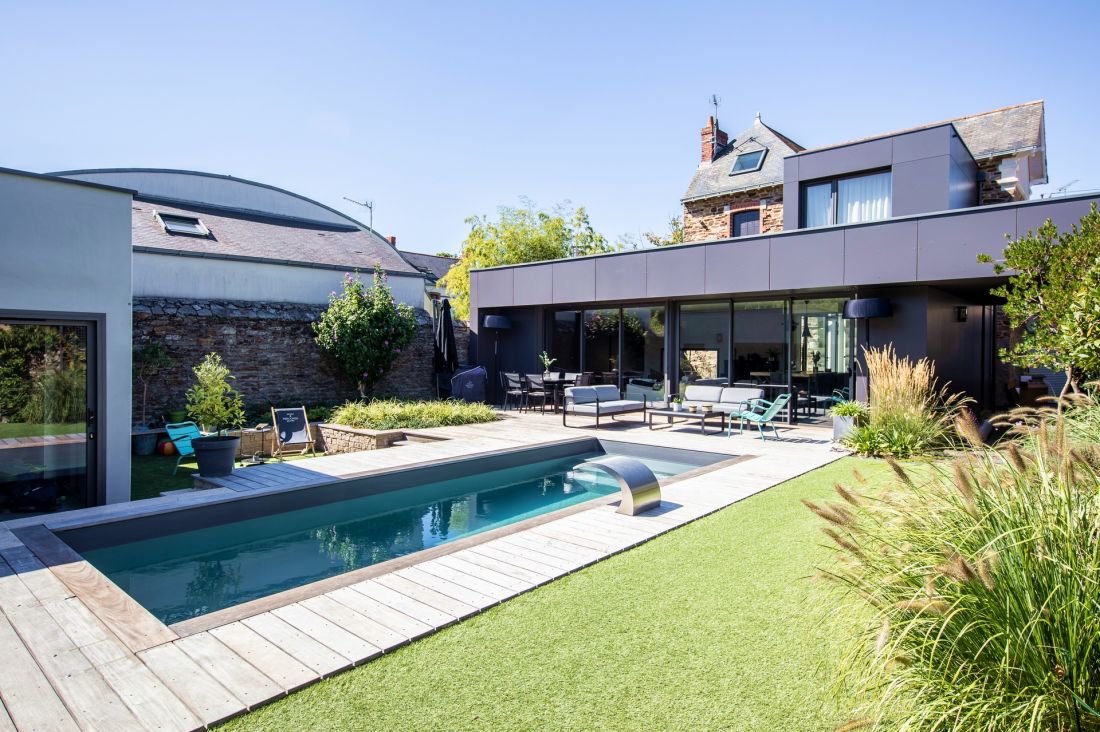 This resolutely urban pool is in perfect harmony with the house and its zinc contemporary extension.