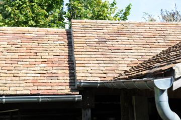 Les toits des granges en contrebas sont fait dans la plus pure tradition locale et respectent un savoir-faire de qualité.