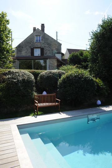 La maison est située en amont sur le terrain occupant la terrasse supérieure. L'espace piscine est volontairement séparer de la maison pour créer deux ambiances distinctes.