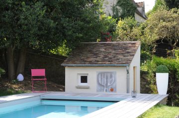 Le local technique a été installée dans la petite maison maçonnée et construite en même temps que la piscine.