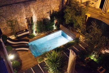 Piscine Cr4 de 10m² de nuit avec un liner bleu.