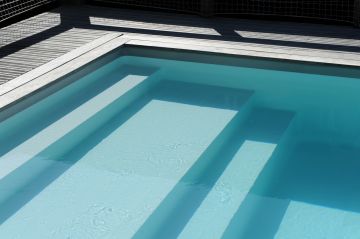 Chez Piscinelle, le sur-mesure c'est aussi la possibilité de choisir les dimensions précises de son Escabanc. Ici, trois marches dont une plage pour se relaxer (33cm, 55cm, 33cm).