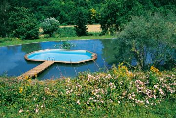 Piscine octogonale hors-sol dans un lac