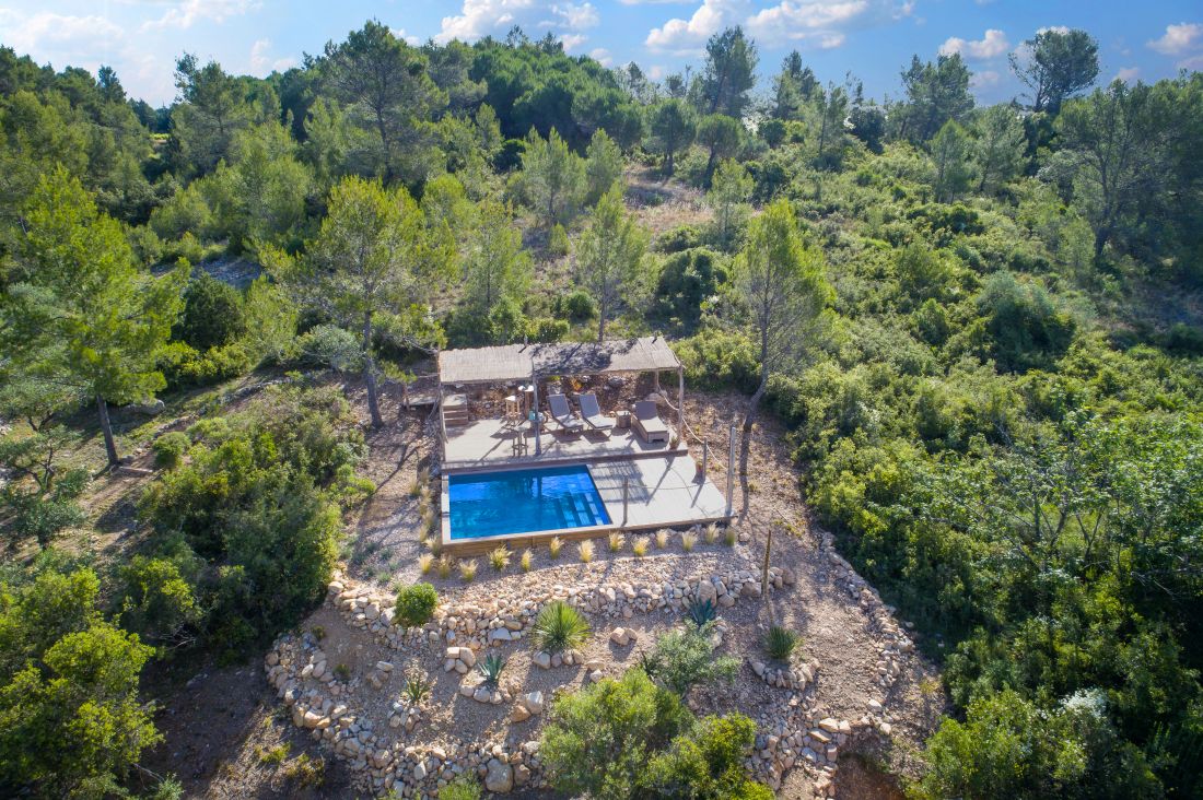 Piscinelle d'Or 2018 implantée comme une oasis au milieu de la garrigue.