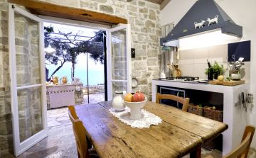 La cuisine est ouverte sur l'extérieur et donne déjà un sentiment de vacances.