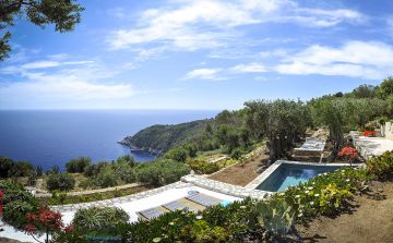 Une piscine carrée en Grèce sur l'Île de Paxos.