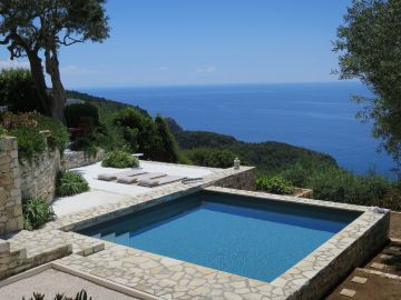 Le carré bleu de la piscine répond à la mer plus bas et sa structure hors-sol donne l'impression qu'elle se jette vers l'horizon.