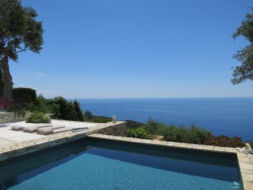 Le liner gris ardoise de la piscine offre des tons profonds et des nuances subtiles qui contraste avec le blanc de pierres environnantes. 