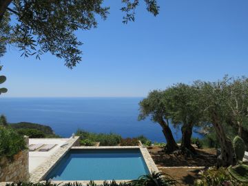 La piscine est gérée hors-sol pour une parfaite intégration entre la maison surélevée et le terrain en contrebas. Les lignes épurées du carrée bleu cintré d'une large margelle de pierre blanche jouent la carte de la simplicité dans un décor touchant déjà à l'incroyable. 