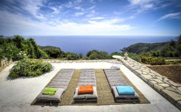 Pour se détendre au bord de la piscine, simplement trois petits matelas face à l'immensité de la mer Méditerranée. 