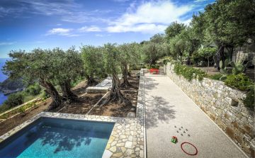 A côté de la piscine carrée un terrain de pétanque qui apporte une nouvelle convivialité en fin d'après-midi.