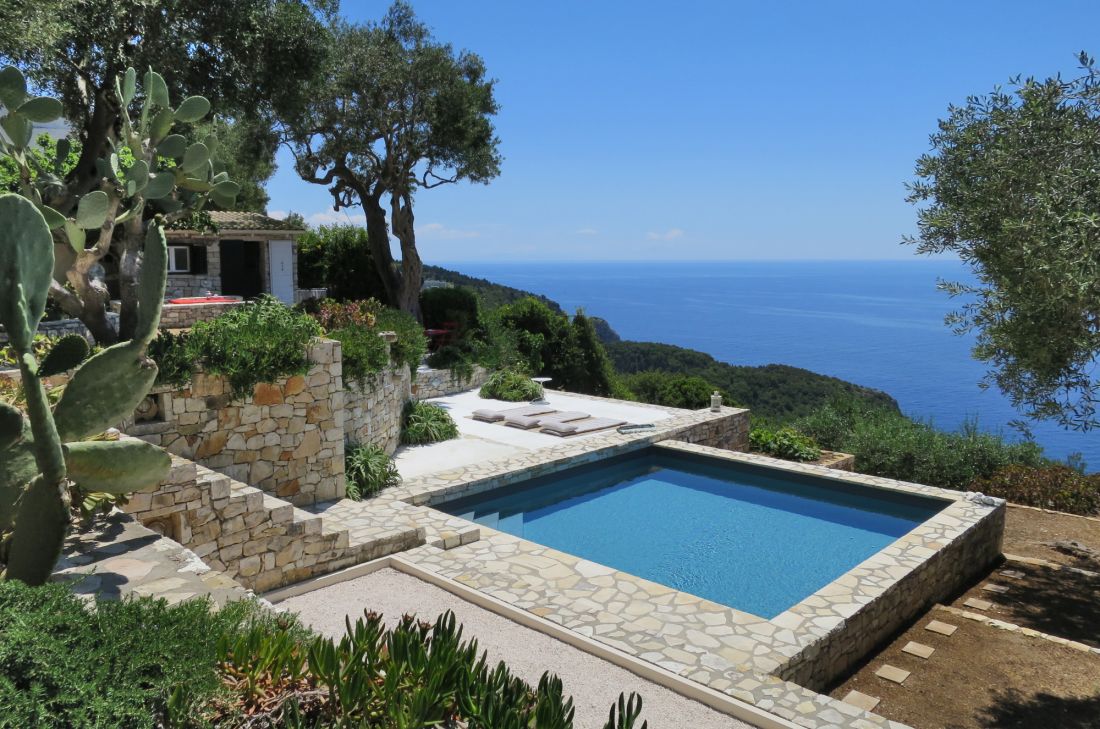 Reportage photo d'une piscine carrée en Grèce