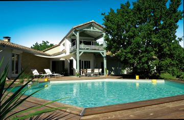 Une piscine Hx avec terrasse et maison