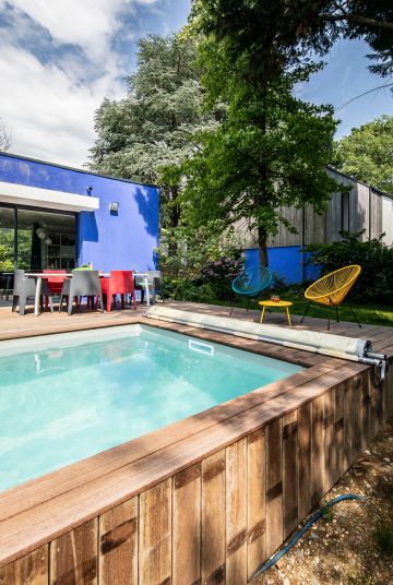 The above-ground pool system is highly compact allowing aesthetic integration. Here, all the equipment is concealed by ipe cladding, which is the same wood used in the deck.