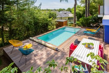 Fauteuils Acapulco assortis aux bain de soleil, sièges rouges pour le déjeuner, lignes contemporaines de la table et de la terrasse plus une piscine tirée à quatre épingles... l'ensemble réjouit au premier coup d'œil.