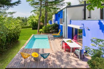 Les pans de murs bleus de la maison sont un véritable écho à de grands noms du design et notamment Yves Klein, dont le bleu est si mythique qu'il est aujourd'hui une devenu marque.