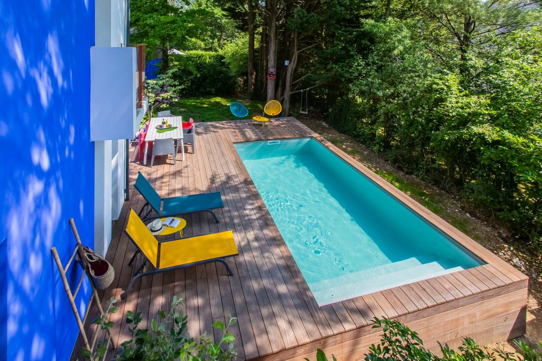 Piscine avec structure en bois réalisée par la société Piscinelle