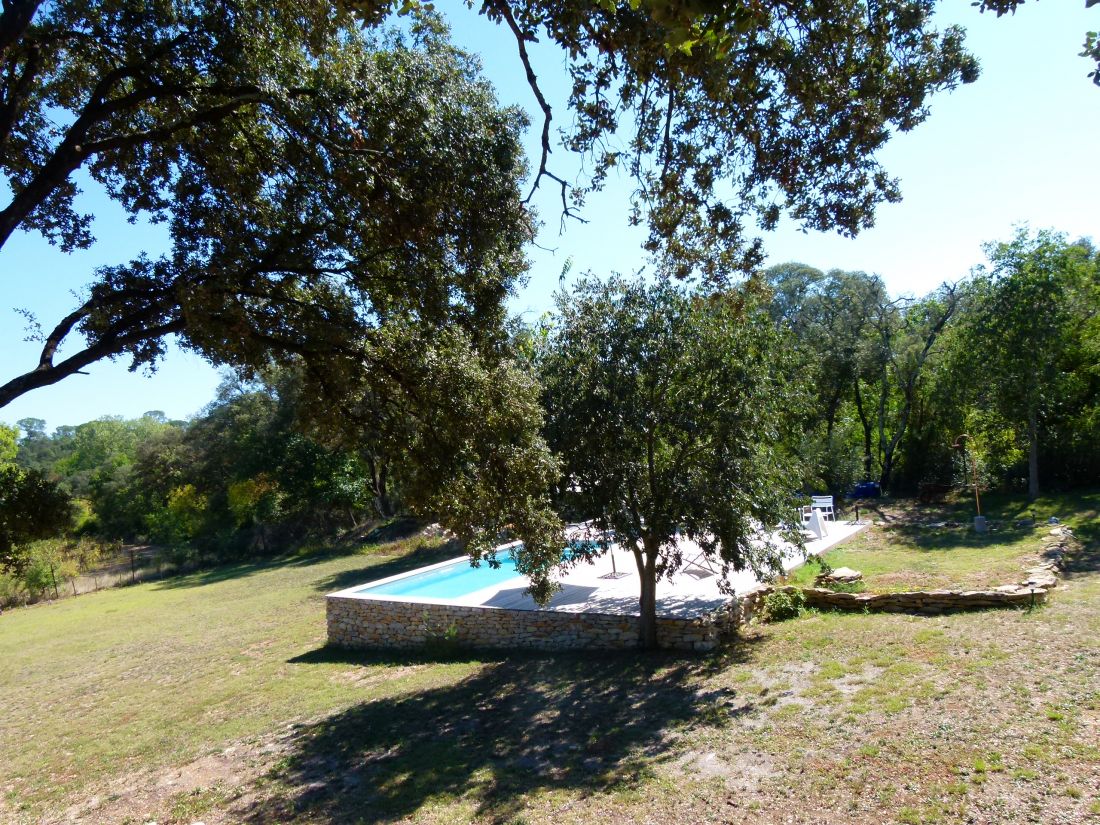 La piscine a été intégrée dans le prolongement de la terrasse naturelle... comme si elle avait toujours été là.