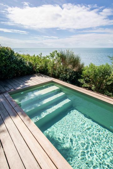 L'eau mêle des tonalités inattendues dans une piscine grâce à l'audace d'un liner vert argile qui nous fait naviguer entre l'émeraude et le gris, entre l'eau d'une rivière et celle de la mer.