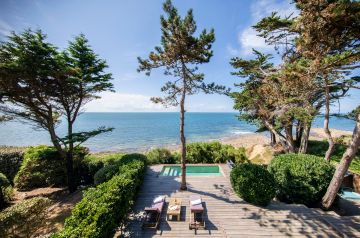 Sans être anecdotique, la piscine cherche à s'intégrer en toute humilité à un décor fabuleux... silence, on entend la mer qui chante.