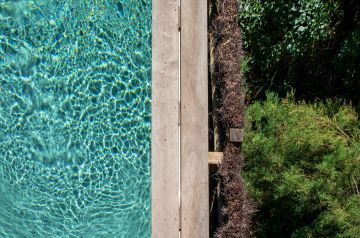 Le kaléidoscope des couleurs de l'eau de la piscine est une méditation à part entière pour le regard qui se laisse transporter à ces milles éclats.