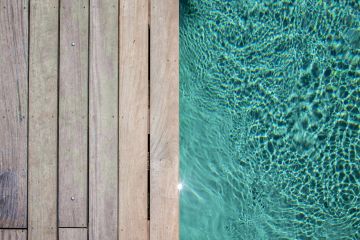 La piscine utilise des matériaux simples et pourtant nobles : le bois, l'aluminium et une eau salée, peinture abstraite s'il en est.