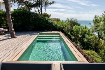 A quelques mètres de l'océan Atlantique, cette goutte d'eau cristalline que forme la piscine matérialise nos désirs d'art de vivre.