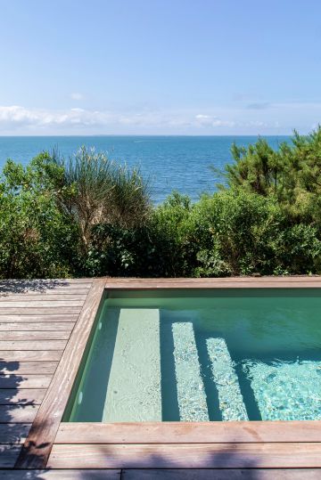 Ciel, mer, végétaux iodés et piscine forment un tableau, comme une invitation à la contemplation.