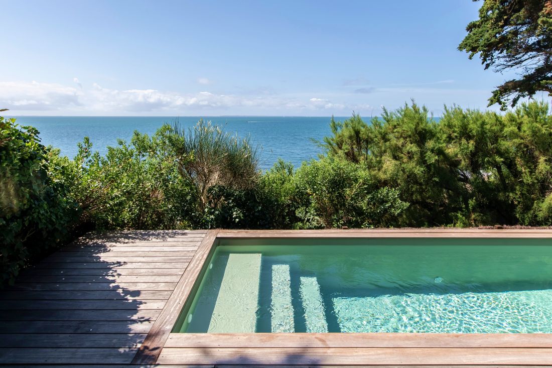 Escalier immergé de piscine avec profondeur des marches sur-mesure (55cm, 33cm, 33cm).