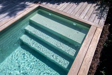 La terrasse en ipé va rejoindre les tons argentés de la mer quand elle aura quelques mois sous les UV du soleil breton.