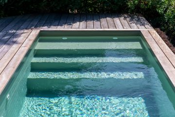 S'approchant des tonalité de la mer, on peut désigner cette piscine de naturelle. 