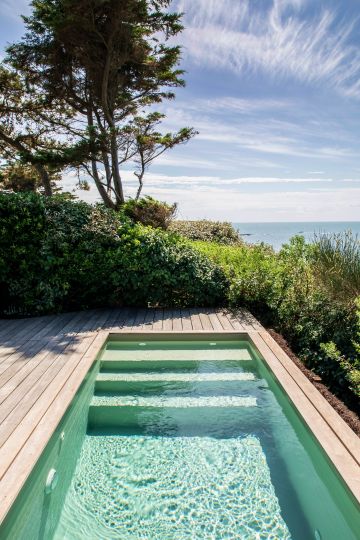 Respectant tout son écosystème, la piscine est implantée hors-sol pour avec un impact nul sur le sous-sol. Parfois, c'est aussi cela respecter la nature.