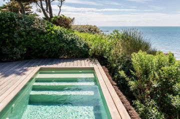 Au cœur du monde végétal et marin, le challenge était de réussir à implanter une piscine naturelle qui respecte son environnement direct.