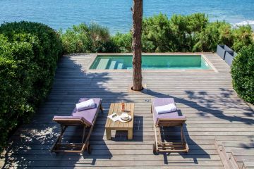 Pour la sieste après le déjeuner, pour l'apéritif, pour une lecture de milieu d'après-midi... à chaque instant de la journée, les bains de soleil sont la promesse d'heures joyeuses au bord de la piscine.