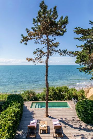 Le défi face à un tel environnement : respecter la nature qui cerne et doit continuer de dominer la piscine pour réussir l’amalgame et rendre la piscine naturelle.