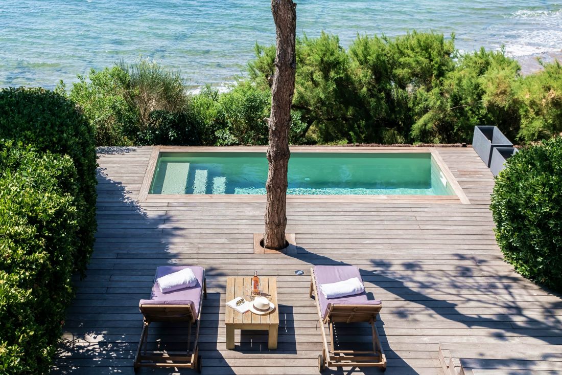 Petite piscine de 10m² avec un liner vert argile.