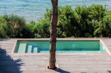 Aux heures chaudes, la piscine sera entourée du baume que font les essences de pins et les végétaux marins quand ils nous donnent un peu de leur âme en volutes de parfums.