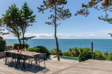 Comme l'art de la table, la piscine fait parti de ces lieux qui permettent la naissance de moments d'exception, de souvenir inoubliables dans leur franche simplicité et dans leur joie évidente d'éclat de rires et de soleil éblouissant.