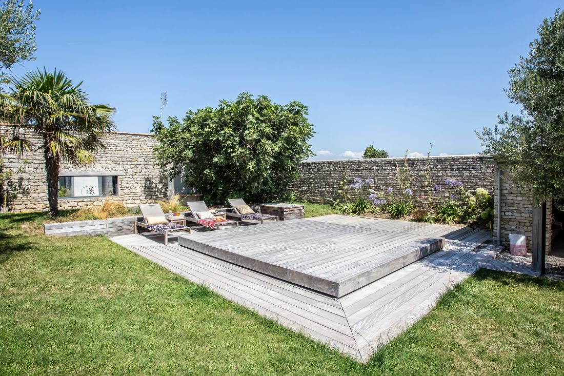 La terrasse coulissante est en position fermée : l'espace récupéré peut servir pour les jeux, un apéritif ou simplement pour la sérénité de toute la famille.