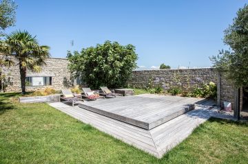 La terrasse coulissante est en position fermée : l'espace récupéré peut servir pour les jeux, un apéritif ou simplement pour la sérénité de toute la famille.