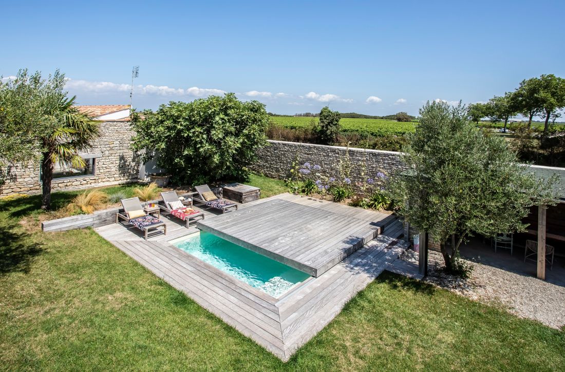 Reportage photo d'une petite piscine avec Rolling-Deck sur l'Île de Ré.