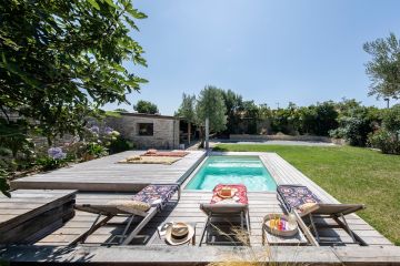 A deux pas de la plage, cette Piscinelle est installée sur l’Île de Ré dans un petit espace où il était intéressant de récupérer la place de la piscine hors-saison tout en conservant une véritable préoccupation esthétique.