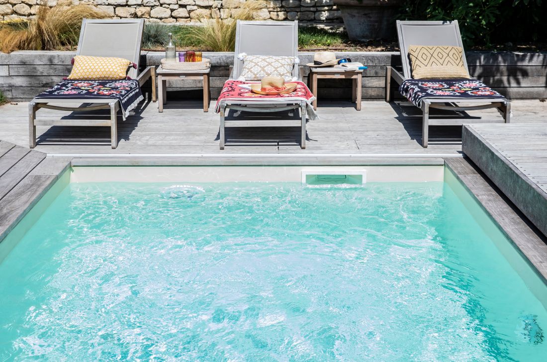 Exemple d'une piscine de 10m² avec Rolling-Deck, nage à contre-courant, éclairage Led, liner sable, pièces-à-sceller blanches et régulation de pH semi-automatique.